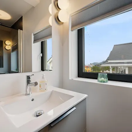New Top-Floor Apartment In Henningsvaer *