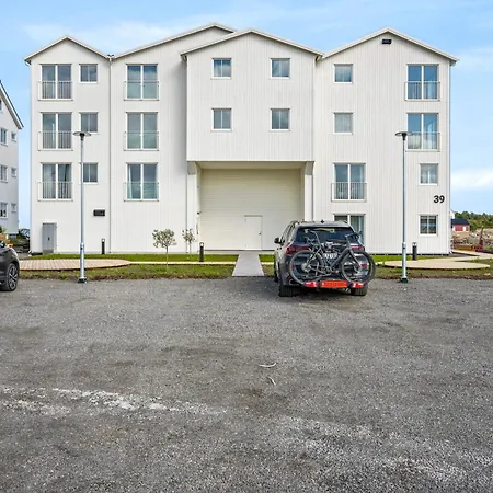 New Top-Floor Apartment In Henningsvaer *